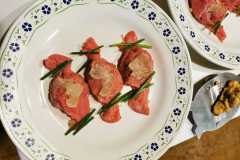 Caramelle-di-carne-cruda-all_albese-ripieni-di-robiola-fresca-di-Roccaverano-e-tartufo-bianco_