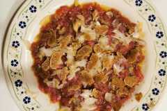 Carne-cruda-battuta-al-coltello-di-fassona-piemontese-con-tartufo-bianco_
