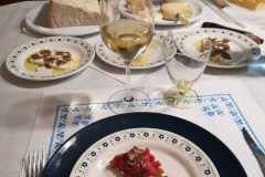 Fagottini-di-carne-cruda-all_albese-ripieni-di-formaggetta-fresca-di-capra-con-tartufo-bianco_
