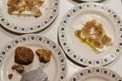 Formaggetta-di-Roccaverano-con-tartufo-bianco_