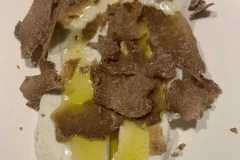 Formaggetta-fresca-di-Roccaverano-con-tartufo-bianco_