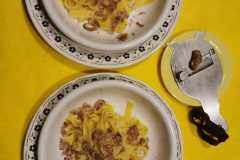 Tagliatelle-all_uovo-al-burro-con-tartufo-bianco_