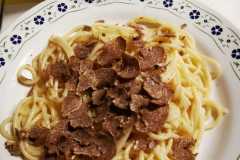 Tagliolini-all_uovo-al-burro-con-tartufo-bianco_