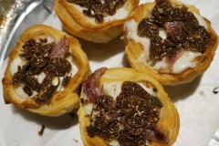 Voulevant-ripieni-di-fonduta-con-tartufo-nero